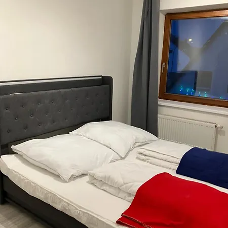 Helle 4 Zimmer, Kueche, Bad, Wlan, 24-7, Parkplatz, 4-10 Personen Apartment