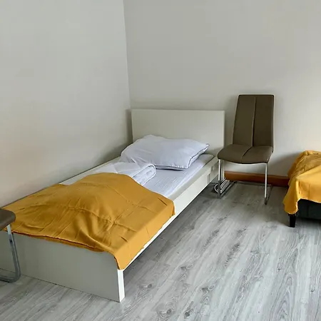 Helle 4 Zimmer, Kueche, Bad, Wlan, 24-7, Parkplatz, 4-10 Personen Apartment Landshut