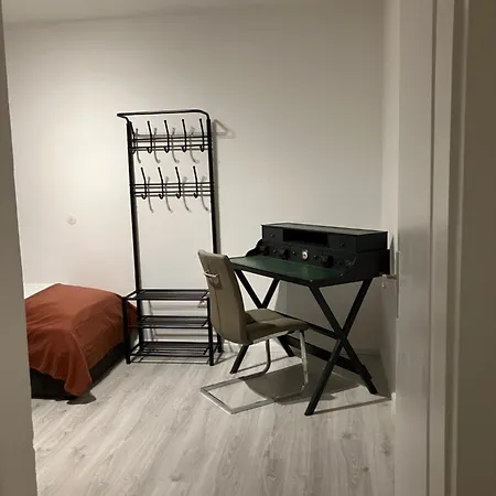 Helle 4 Zimmer, Kueche, Bad, Wlan, 24-7, Parkplatz, 4-10 Personen *