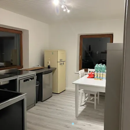 Helle 4 Zimmer, Kueche, Bad, Wlan, 24-7, Parkplatz, 4-10 Personen Apartment Landshut