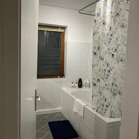 Helle 4 Zimmer, Kueche, Bad, Wlan, 24-7, Parkplatz, 4-10 Personen *