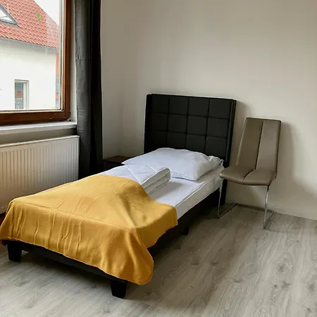 Helle 4 Zimmer, Kueche, Bad, Wlan, 24-7, Parkplatz, 4-10 Personen Apartment