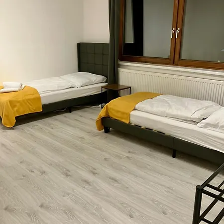 Apartment Helle 4 Zimmer, Kueche, Bad, Wlan, 24-7, Parkplatz, 4-10 Personen *