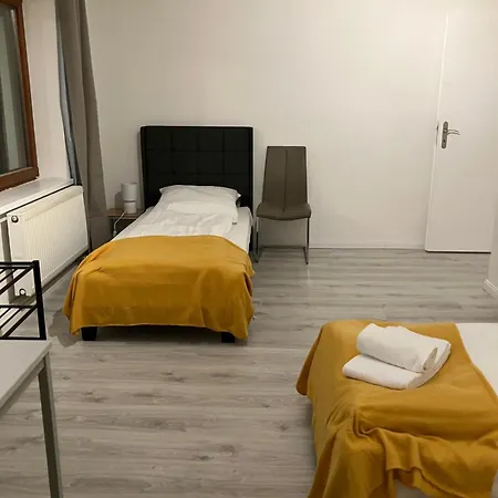 Helle 4 Zimmer, Kueche, Bad, Wlan, 24-7, Parkplatz, 4-10 Personen Apartment *